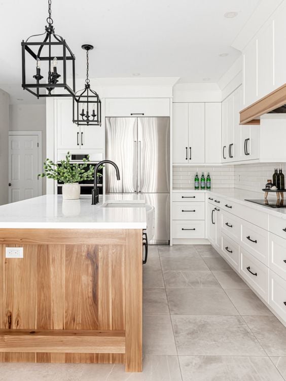 http://www.nikkisplate.com/wp-content/uploads/2022/10/White-cabinets-with-black-hardware-18.jpeg