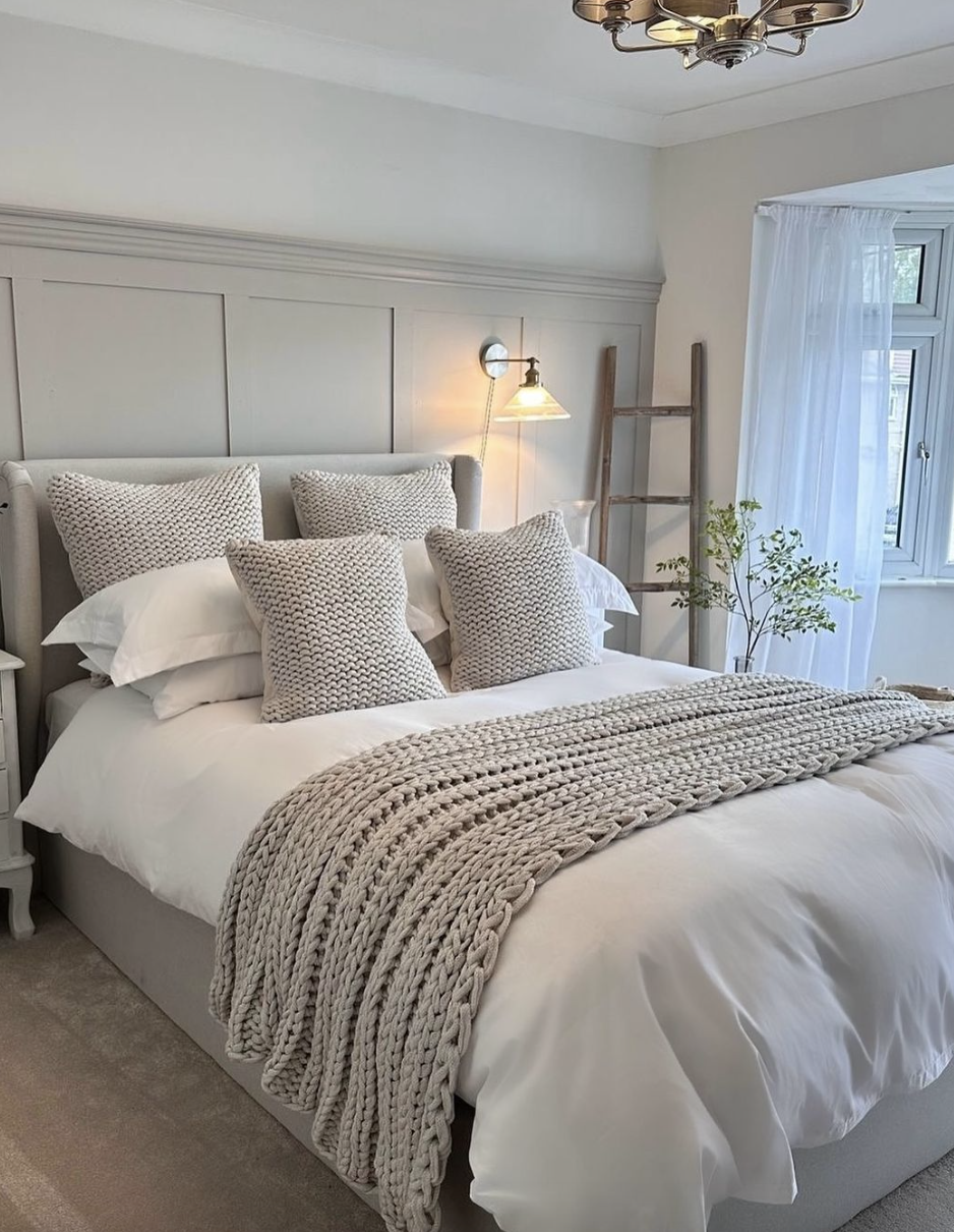 Craft the ultimate guest bedroom sanctuary with our top 10 tips! Discover how to blend coziness, functionality, and thoughtful touches to make your guests feel right at home. 
