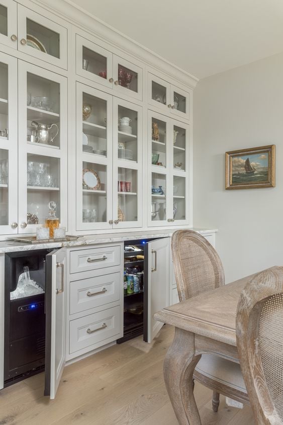 Elevate your dining room with custom built-ins that blend sophistication with practical storage – perfect for any style of home. Discover the beauty and functionality of dining room built-ins in this latest blog post.