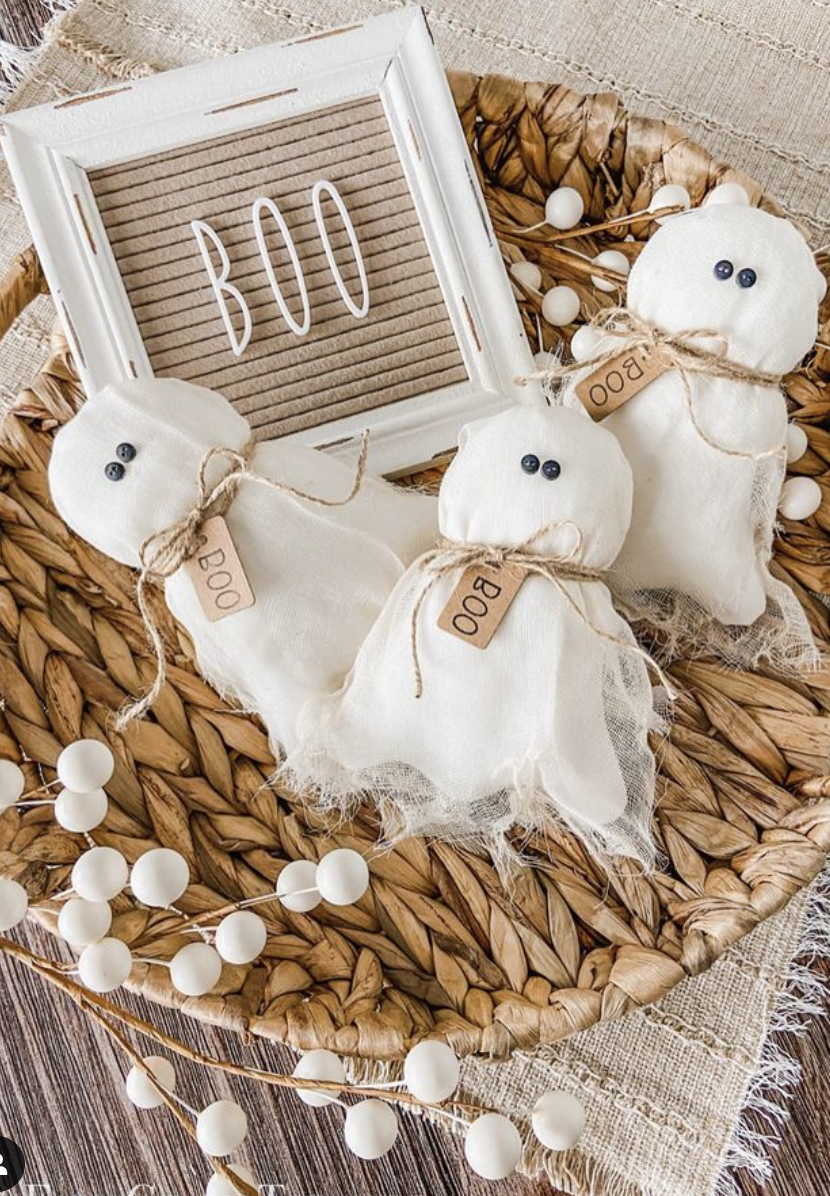 Discover 15 unbeatable Halloween ghost decor ideas to spookify your space! From eerie DIY projects to hauntingly beautiful decorations, find the perfect inspiration to make your home a ghostly wonder this Halloween season.