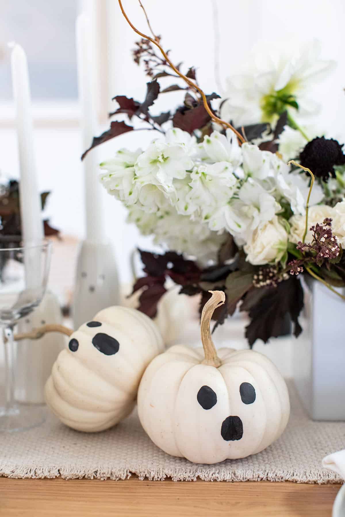 Discover 15 unbeatable Halloween ghost decor ideas to spookify your space! From eerie DIY projects to hauntingly beautiful decorations, find the perfect inspiration to make your home a ghostly wonder this Halloween season.