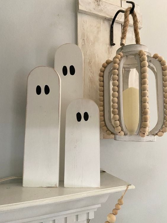 Discover 15 unbeatable Halloween ghost decor ideas to spookify your space! From eerie DIY projects to hauntingly beautiful decorations, find the perfect inspiration to make your home a ghostly wonder this Halloween season.