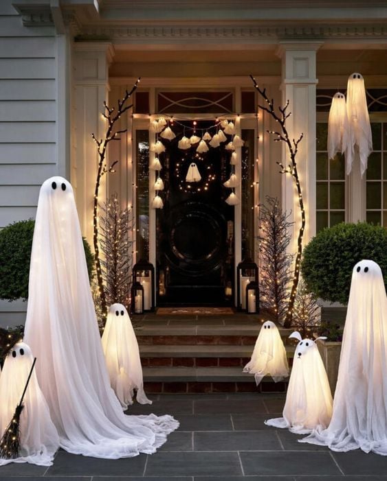 Discover 15 unbeatable Halloween ghost decor ideas to spookify your space! From eerie DIY projects to hauntingly beautiful decorations, find the perfect inspiration to make your home a ghostly wonder this Halloween season.