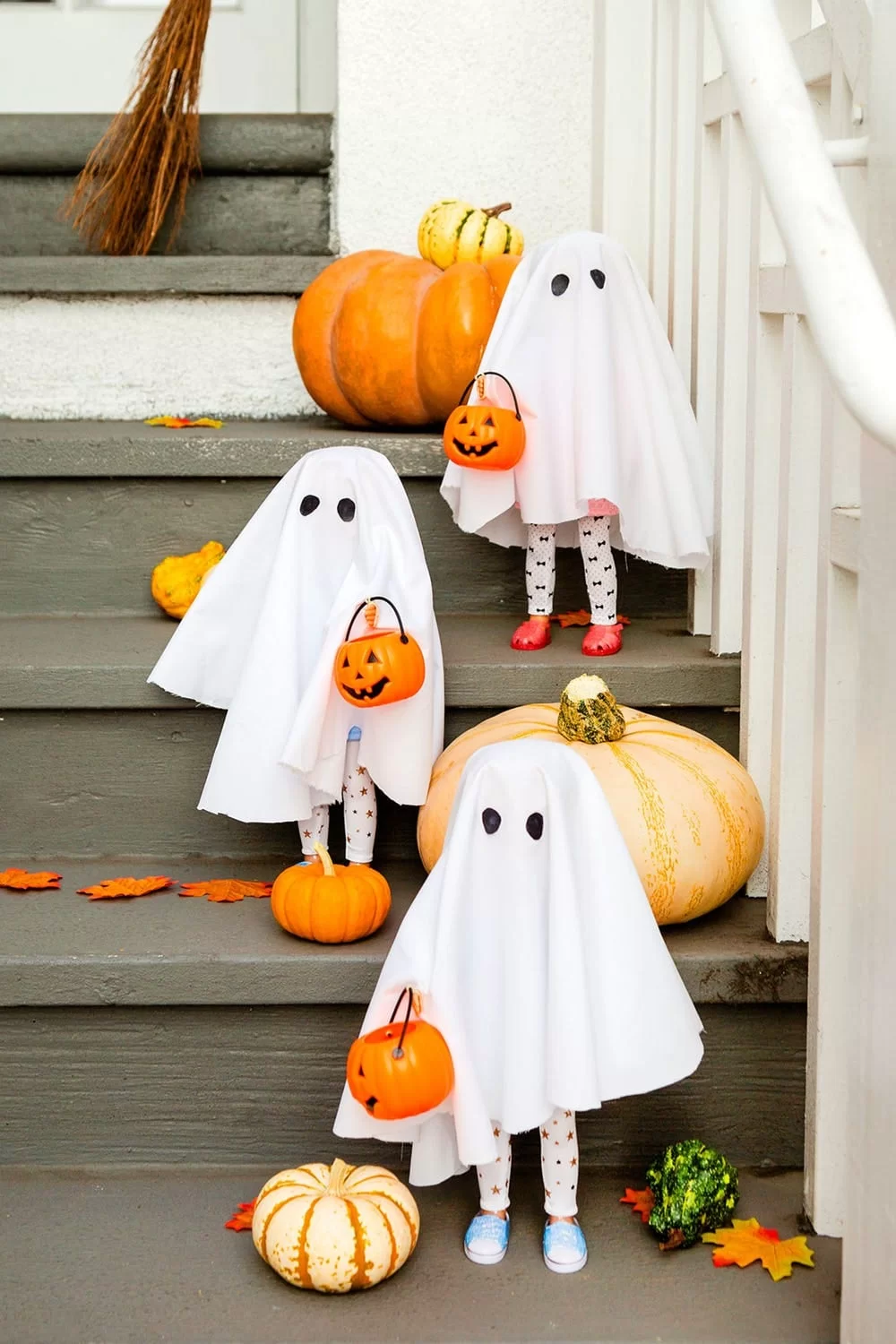 Discover 15 unbeatable Halloween ghost decor ideas to spookify your space! From eerie DIY projects to hauntingly beautiful decorations, find the perfect inspiration to make your home a ghostly wonder this Halloween season.