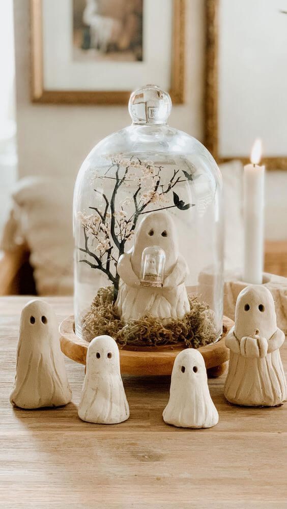 Discover 15 unbeatable Halloween ghost decor ideas to spookify your space! From eerie DIY projects to hauntingly beautiful decorations, find the perfect inspiration to make your home a ghostly wonder this Halloween season.