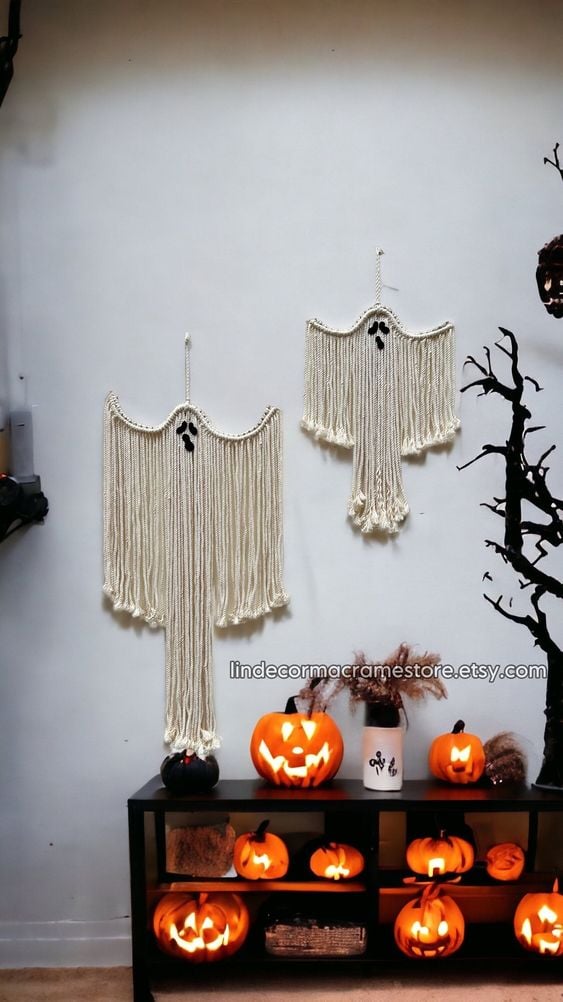 Discover 15 unbeatable Halloween ghost decor ideas to spookify your space! From eerie DIY projects to hauntingly beautiful decorations, find the perfect inspiration to make your home a ghostly wonder this Halloween season.