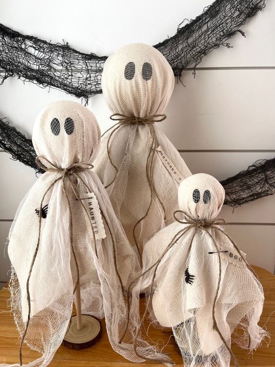 Discover 15 unbeatable Halloween ghost decor ideas to spookify your space! From eerie DIY projects to hauntingly beautiful decorations, find the perfect inspiration to make your home a ghostly wonder this Halloween season.