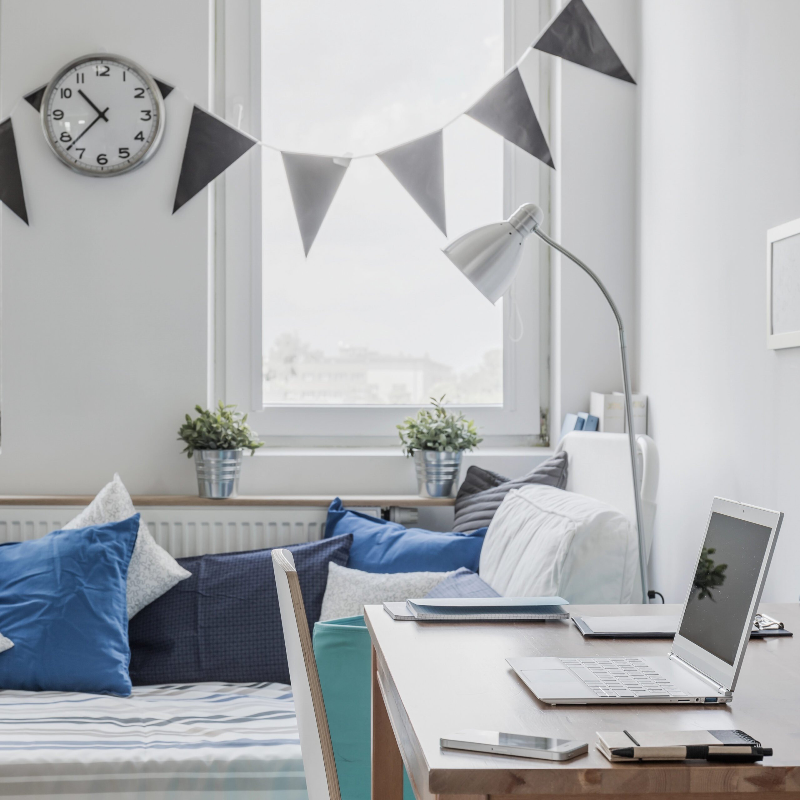 How to Create the Ultimate Student Room Setup! Learn how to set up a space that caters to all your academic needs and becomes your sanctuary.