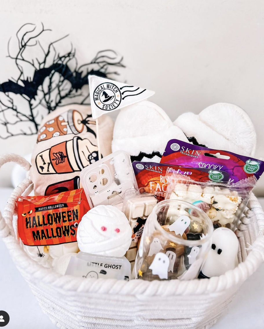 Surprise your wife or girlfriend this Halloween with theses boo basket ideas! Packed with tips on cozy, spooky, and sweet gifts, my guide helps you create a thoughtful surprise she'll absolutely adore.