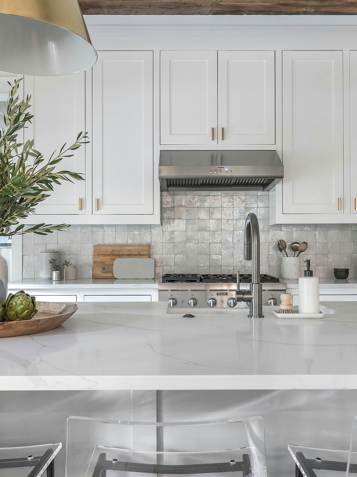 35 Beautiful White Kitchen Cabinets with Brass Hardware - Nikki's Plate