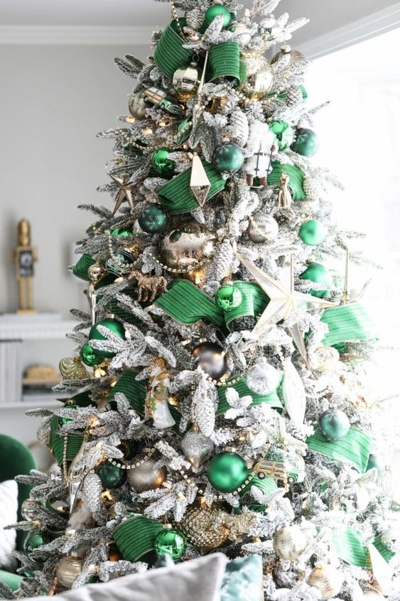 20 Beautiful Emerald Green Christmas Decorations - Nikki's Plate