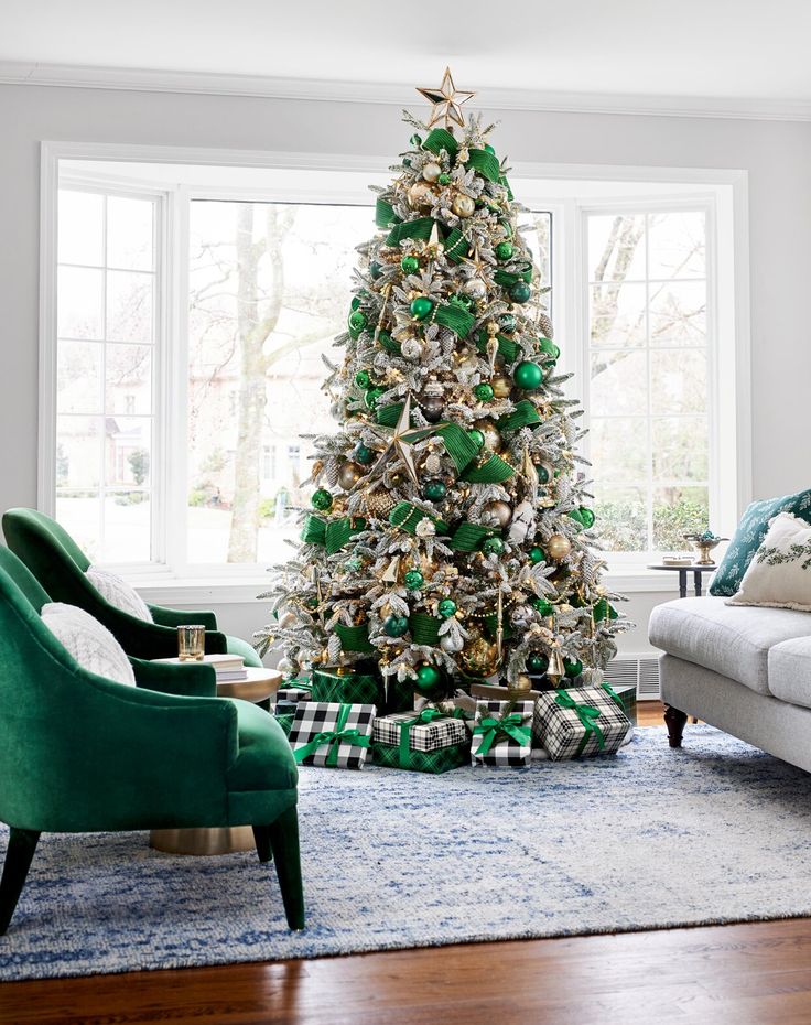 20 Beautiful Emerald Green Christmas Decorations - Nikki's Plate