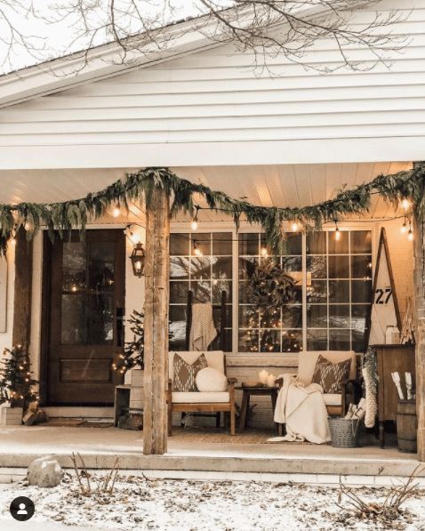 35 Beautiful Farmhouse Christmas Front Porch Decor Ideas - NP