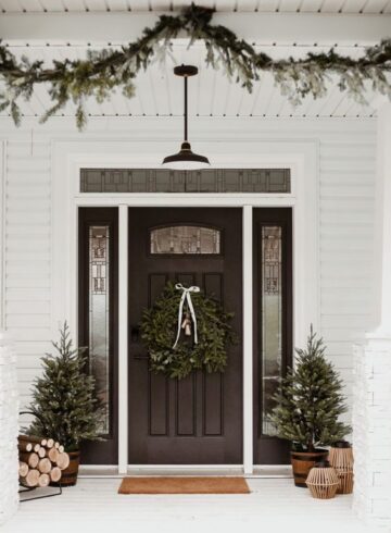 35 Beautiful Farmhouse Christmas Front Porch Decor Ideas - NP