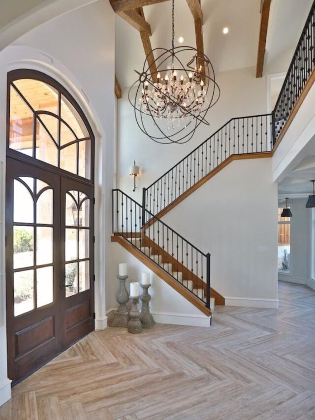 TRENDING: TWO-STORY FOYER CHANDELIERS