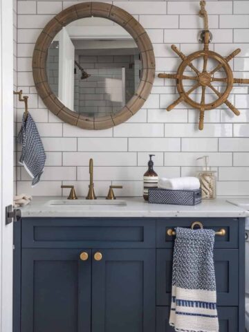 Get ready to transform your lake house bathroom into a cozy haven with our top tips! Discover practical must-haves and charming touches that balance lakeside chill with everyday practicality.